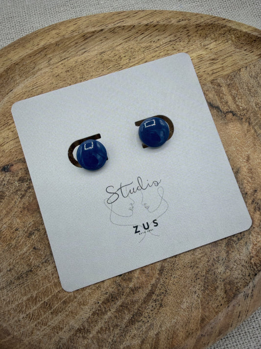 Sophie Navy – kleine donkerblauwe oorbellen