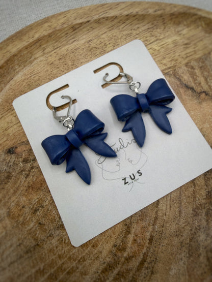 Claire Navy – donkerblauwe strik oorbellen