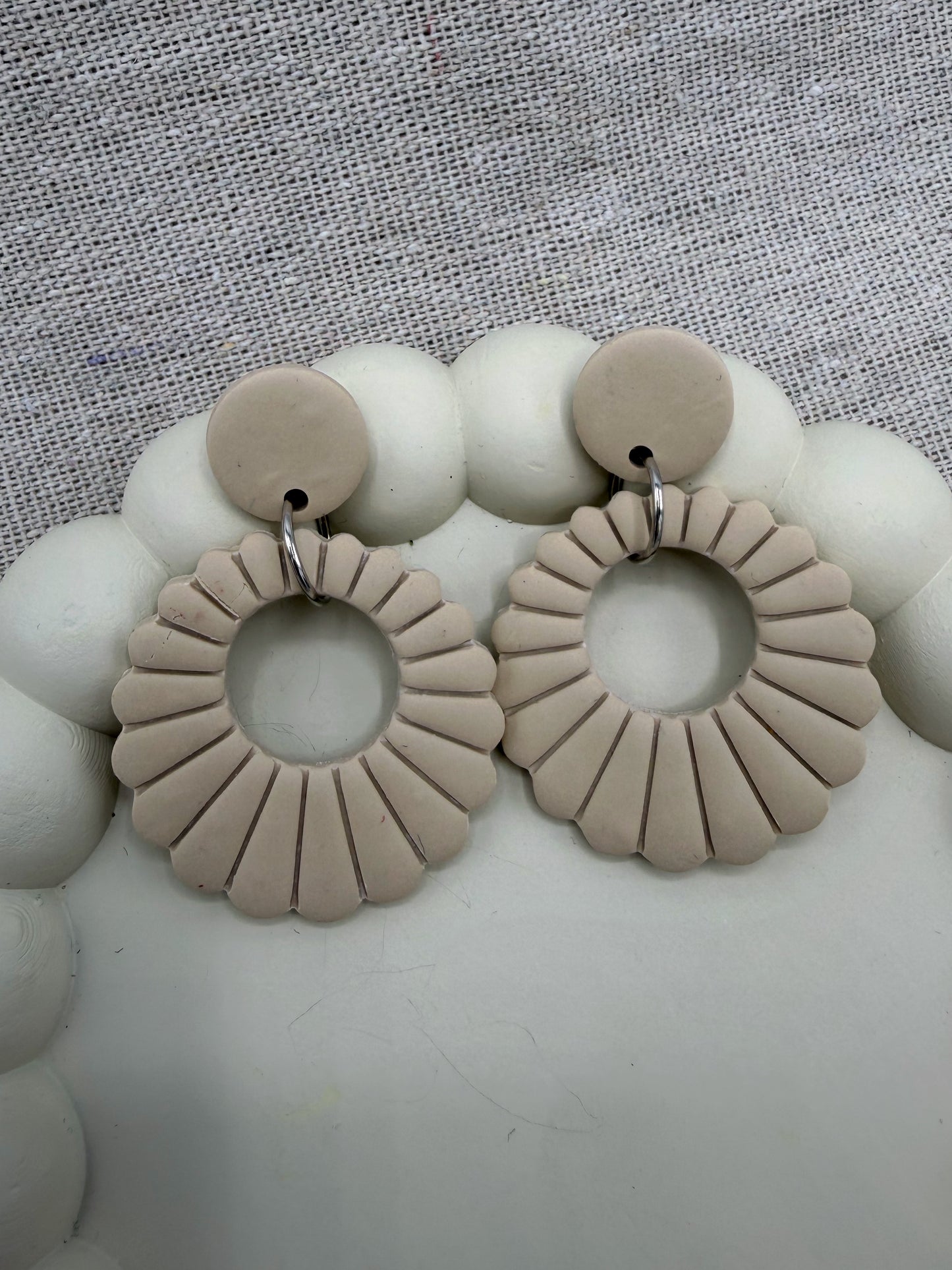 statement oorbellen beige liva