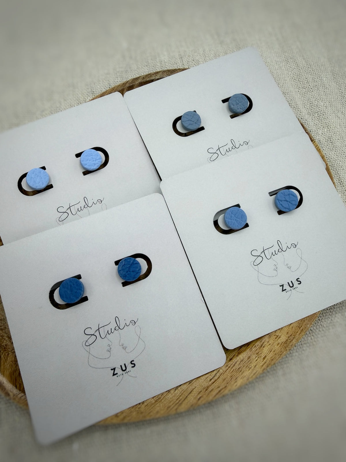 Sophie Denim – minimalistische oorbellen van polymeerklei