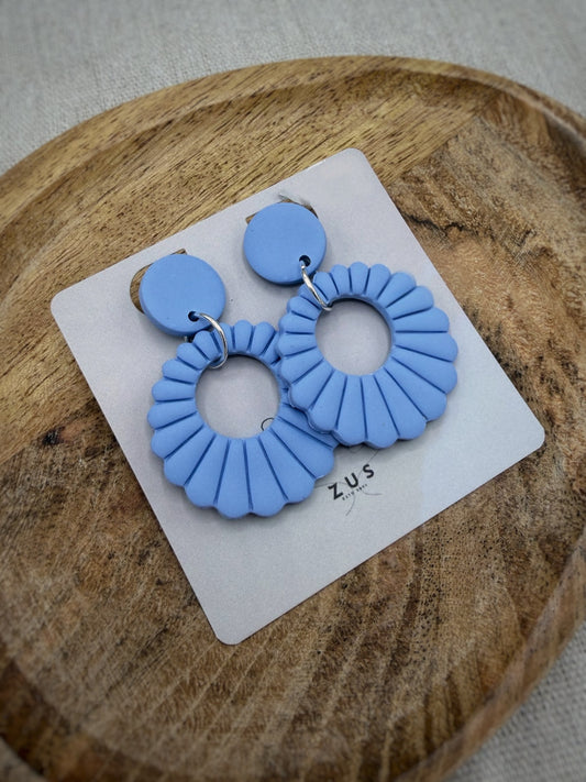 Liva Poeder – blauwe statement oorbellen